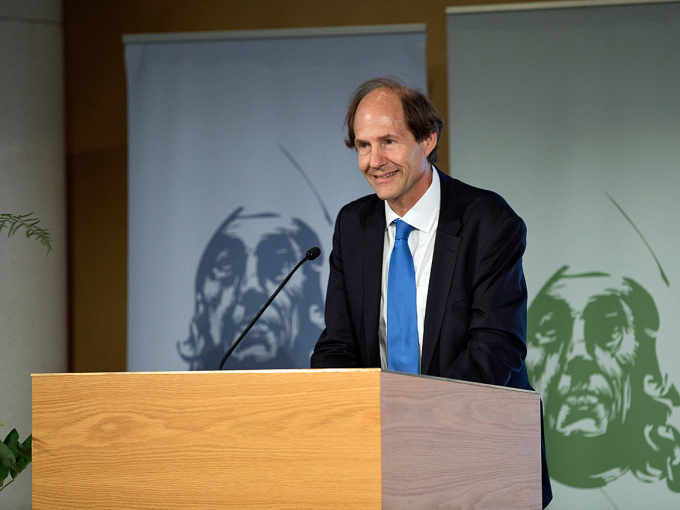 Cass Sunstein held takketale etter å ha motteke Holbergprisen. Foto: Emil Weatherhead Breistein / NTB scanpix